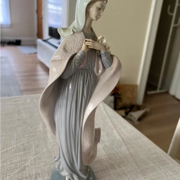 Our lady with flowers